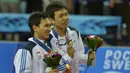 Ganda Putra Indonesia Muhamad Ahsan dan Hendra Setiawan memegang medali mereka usai pemberian medali Ganda Putra Asian Games ke-17 di Gyeyang Gymnasium, Incheon, Korsel, (28/9). (ANTARA FOTO/Saptono)
