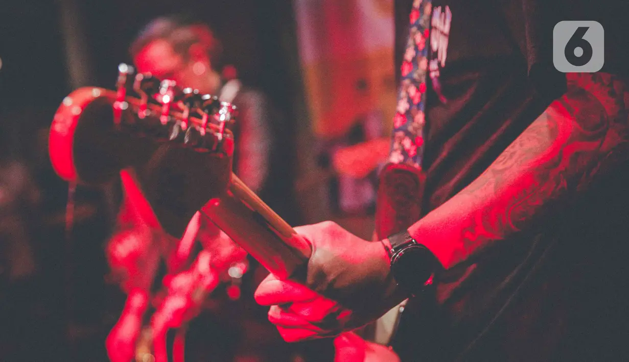 Penampilan salah satu band yang memeriahkan acara musik South Fest #2 di Jakarta, Minggu (10/10/2021).  Pemerintah mengizinkan penyelenggaraan kegiatan berskala besar dengan syarat mematuhi protokol kesehatan yang ketat. (Liputan6.com/Faizal Fanani)