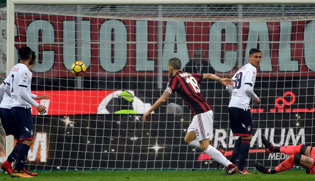 Bek AC Milan, Leonardo Bonucci, mencetak gol ke gawang Crotone pada laga Serie A di Stadion San Siro, Milan, Sabtu (6/1/2018). AC Milan menang 1-0 atas Crotone. (AP/Daniel Dal Zennaro)