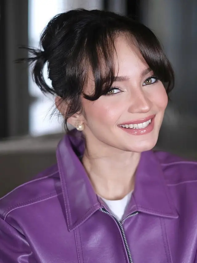 Gaya rambut Enzy Storia fresh saat promo film terbaru. [@rhay_david]