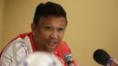 Pelatih Singapura U-22, Fandi Ahmad, memberikan keterangan pers di Hotel Century Park, Manila, Minggu (24/11). Cabang sepak bola SEA Games 2019 akan mulai bertanding Senin (25/11). (Bola.com/M Iqbal Ichsan)