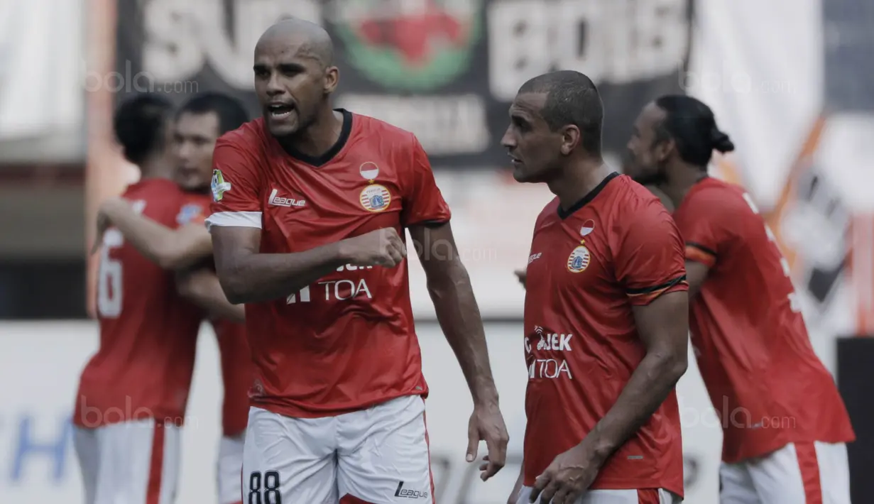 Striker Persija, Reinaldo, meluapkan kekecewaanya usai gagal menjebol gawang Persiba pada laga Liga 1 di Stadion Patriot, Bekasi, Jumat  (12/8/2017). Persija menang 2-0 atas Persiba. (Bola.com/M Iqbal Ichsan)