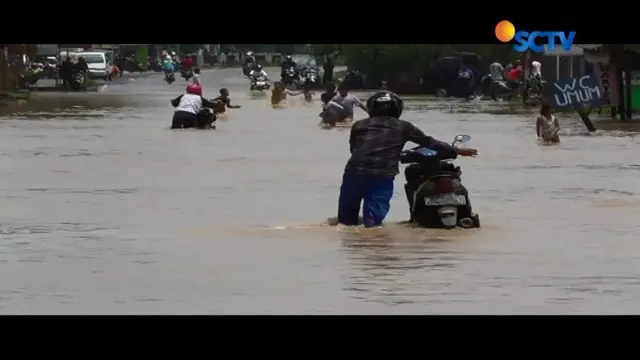 Jalan utama Kota Cilegon, Banten, menuju Anyer lumpuh akibat banjir yang merendam selama dua hari.