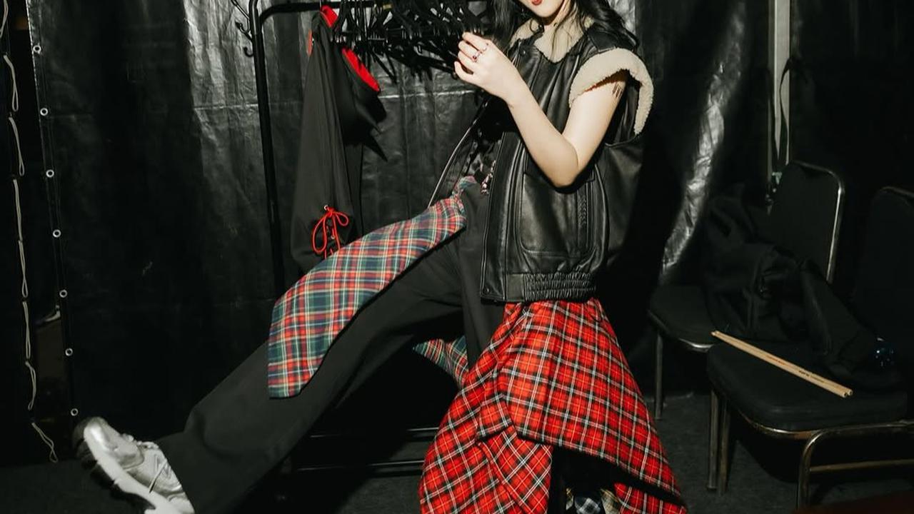 Potret Outfit Manggung Isyana Sarasvati Gaya Edgy (credit: instagram/isyanasarasvati)