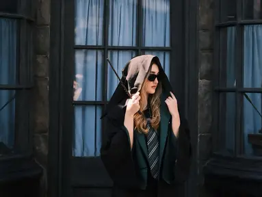 Ranty Maria menjadi salah satu selebriti Indonesia yang menggemari film Harry Potter. Film bertema penyihir ini memang memiliki banyak sekali penggemar di seluruh dunia. Dalam latar ceritanya, adanya 4 asrama sihir salah satunya adalah Slytherin yang memiliki lambang ular. (Liputan6.com/IG/@rantymaria)