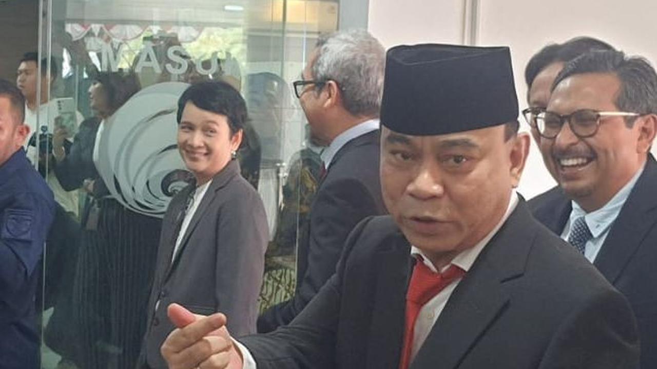 Kepada awak media yang sudah menunggunya di kantor Kominfo, Menkominfo Budi melempar love sign khas Korea Selatan.
