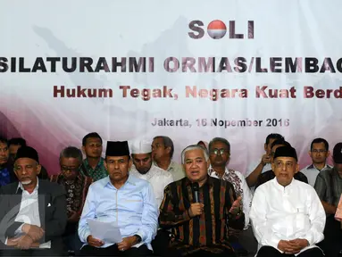 Din Syamsuddin (tengah) memberi pernyataan terkait ditetapkannya Basuki Tjahaja Purnama (Ahok) sebagai tersangka kasus penistaan agama, Jakarta, Rabu (16/11). Din mengajak umat Islam mengawal proses hukum tersebut. (Liputan6.com/Helmi Fithriansyah)
