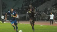 Kapten tim PSIS Semarang, Wallace Costa (kiri) menempel ketat striker andalan PSM Makassar, Amido Balde dalam laga di Stadion Moch Soebroto, Magelang, Rabu (27/11/2019). (Bola.com/Vincentius Atmaja)