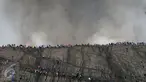 Ribuan wisatawan nekat menikmati erupsi di puncak Gunung Bromo, Taman Nasional Bromo Tengger Semeru, Jawa Timur, Kamis (21/7). Meski berstatus waspada, intensitas kunjungan ke Gunung Bromo justru meningkat. (Liputan6.com/Helmi Fithriansyah) 