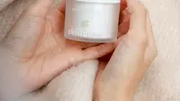 HI MOISTURE! Silky Smooth Water Cream (Sumber instagram.com/skindozeofficial).