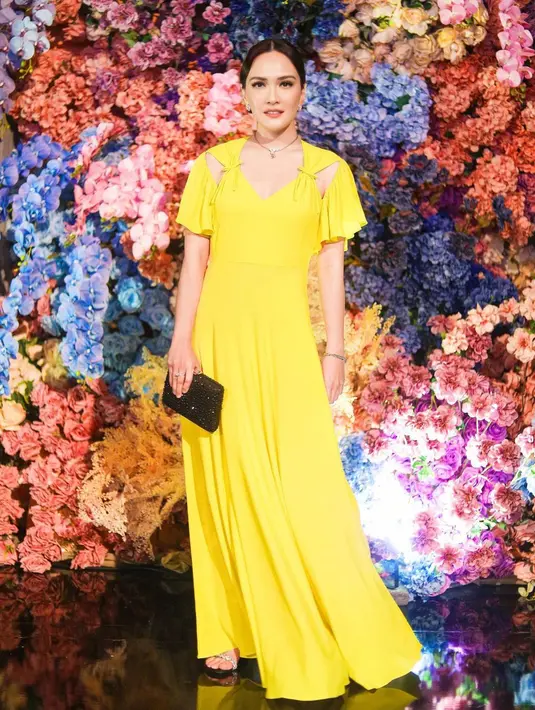 Saat kondangan, makeup Shandy Aulia terlihat bold dengan bulu mata untuk tatapan yang lebih tajam [@shandyaulia]