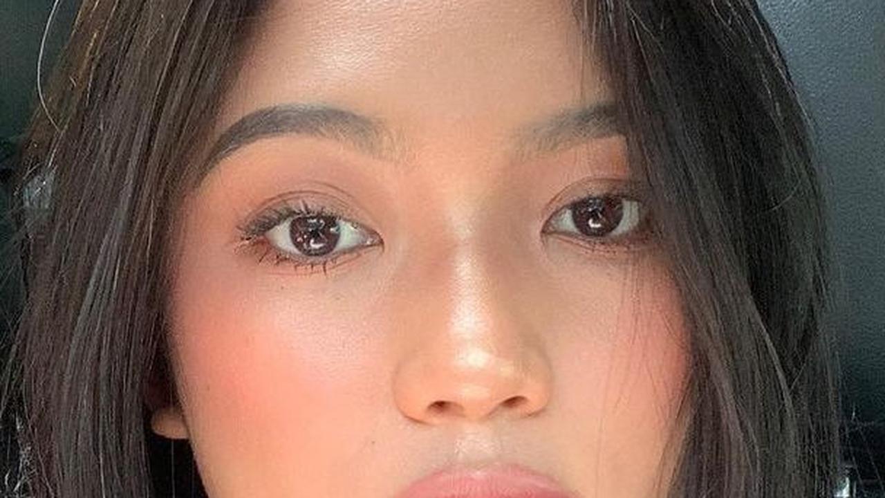 Sebelum dikenal luas oleh publik, Marion Jola tampak terlihat cantik dan natural dengan model rambut lurus panjang berwarna hitam.