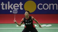 Tunggal putra Indonesia, Jonatan Christie, berusaha mengembalikan kok saat melawan Chou Tien Chen pada laga Indonesia Open 2019 di Istora Senayan, Jakarta, Jumat (19/7). Jojo kalah 21-16, 18-21 dan 14-21. (Bola.com/Vitalis Yogi Trisna)