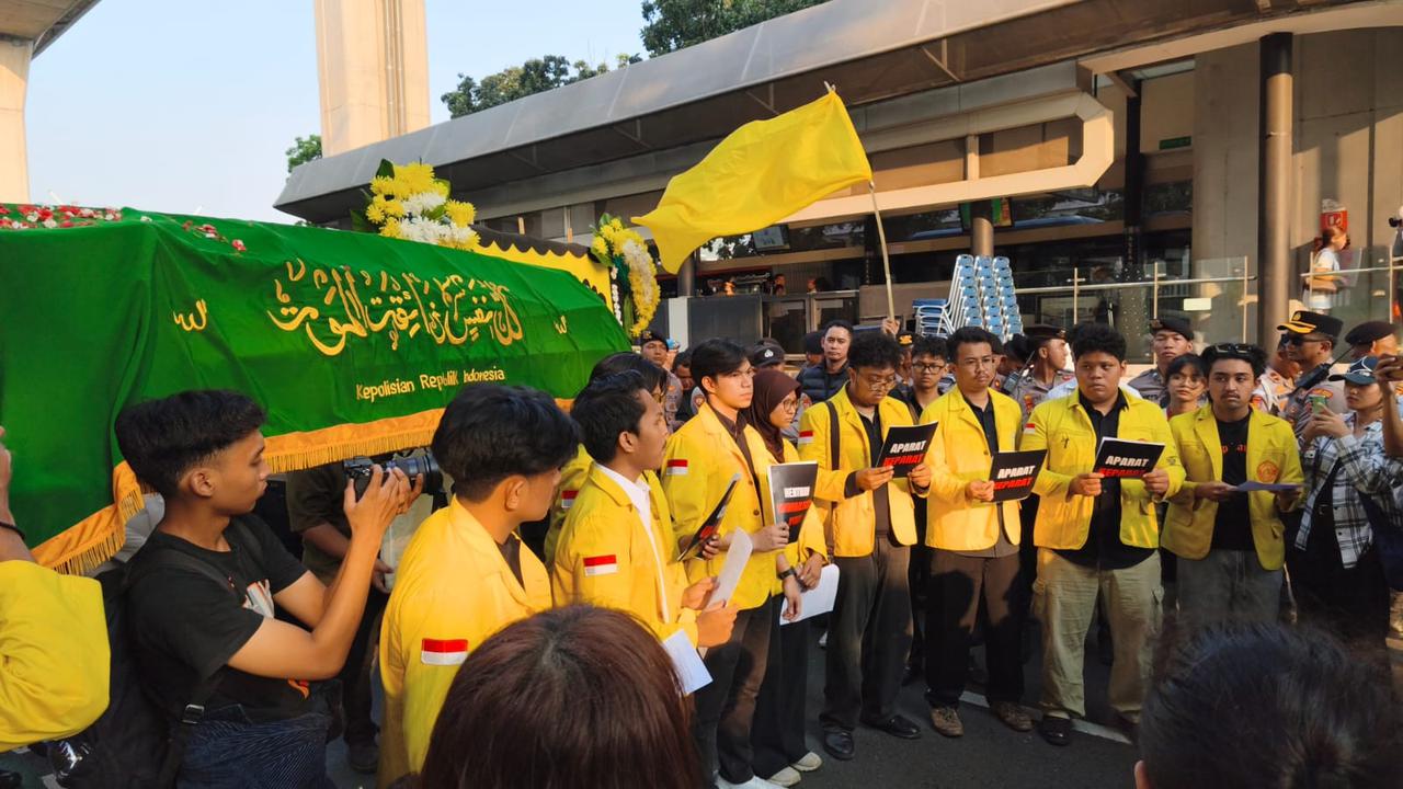 BEM UI Demo di Mabes Polri, Bawa Keranda Mayat