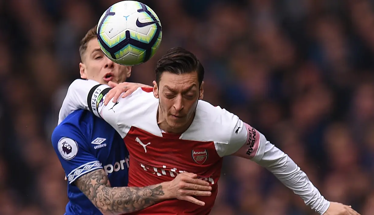 <p>Mesut Ozil. Arsenal harus mengeluarkan 47 juta euro atau setara Rp735 miliar untuk mendatangkan gelandang serang Jerman ini dari Real Madrid di awal musim 2013/2014. Usai 8 musim dan tampil dalam 254 laga dengan torehan 44 gol dan 77 assist serta mempersembahkan 3 gelar Piala FA dan 1 Community Shield, Arsenal justru memaksanya pergi di tengah musim 2020/2021 dengan status bebas transfer ke Fenerbahce meski kontraknya belum berakhir. (AFP/Oli Scarff)</p>