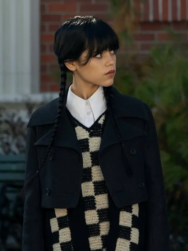 Gaya Pakaian Serba Hitam Jenna Ortega Jadi Remaja Aneh di Series Wednesday