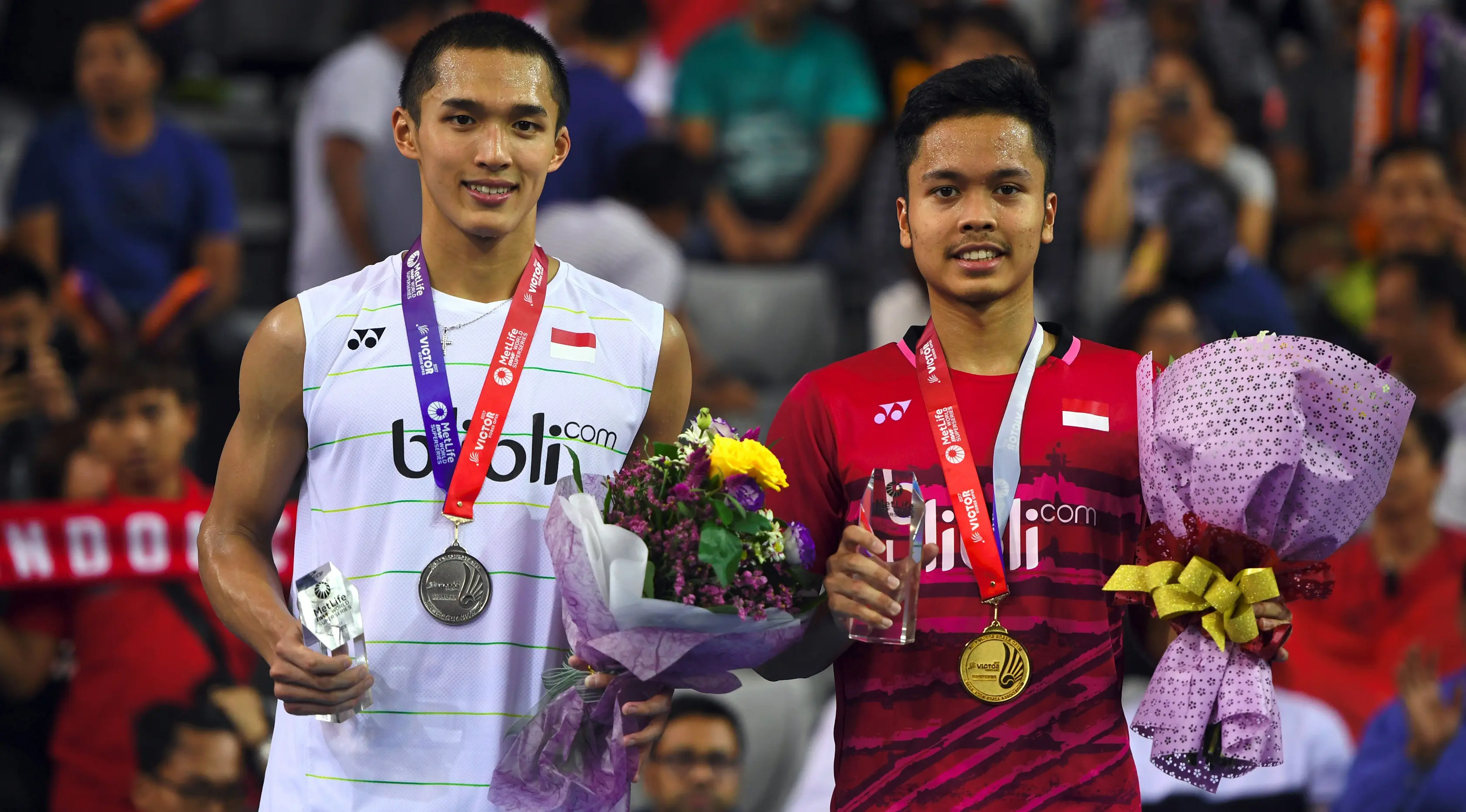 Tunggal putra Indonesia, Anthony Sinisuka Ginting dan Jonatan Christie saat penganugerahan medali seusai final Korea Terbuka 2017, Minggu (17/9) (JUNG Yeon-Je/AFP)