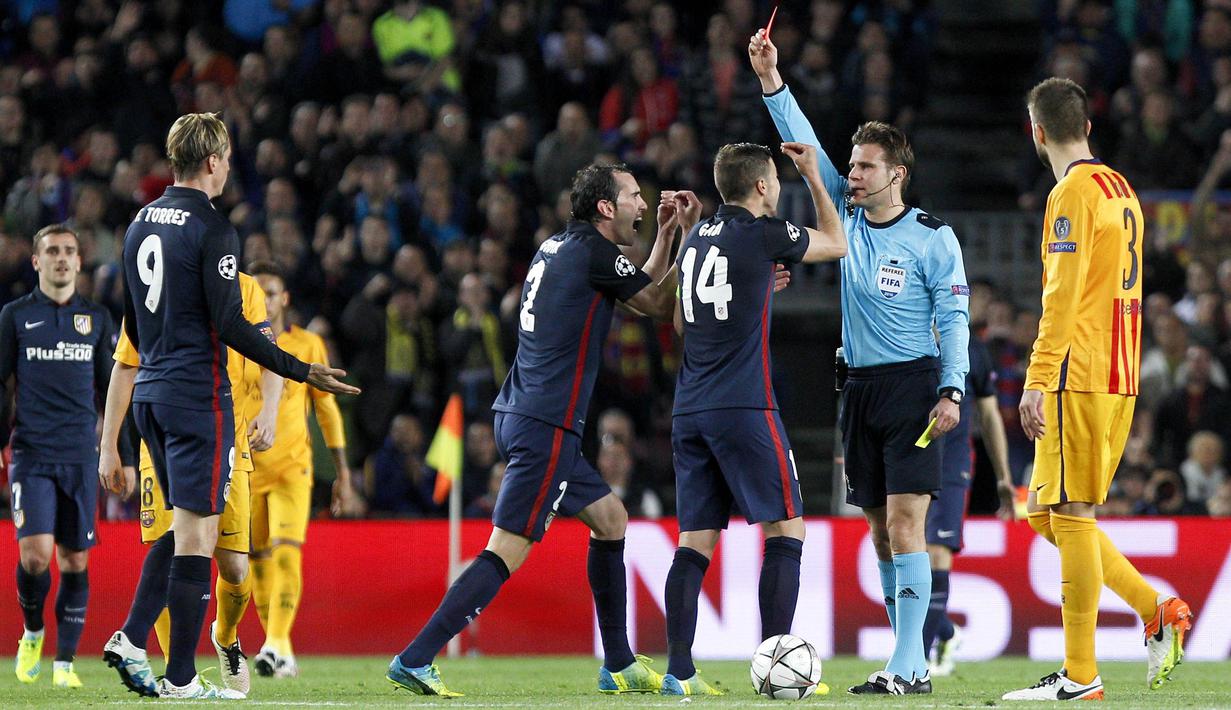 Wasit Felix Brych, memberikan kartu merah kepada pemain Atletico Madrid, Fernando Torres, saat pertandingan antara Barcelona melawan Atletico Madrid pada laga liga Champion di Stadion Camp Nou (05/04/2016). (EPA/Quique Garcia)