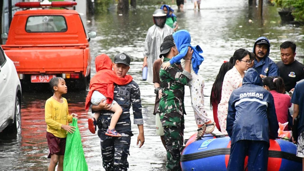 FOTO: TNI AL Bantu Evakuasi Warga Terdampak Banjir di Denpasar Selatan
