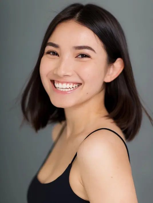 Senyum lebar nan menawan dari Maria Zhang yang menampilkan kulit glowingnya dengan riasan minimalis. [Foto: Instagram/mariaxzhang]