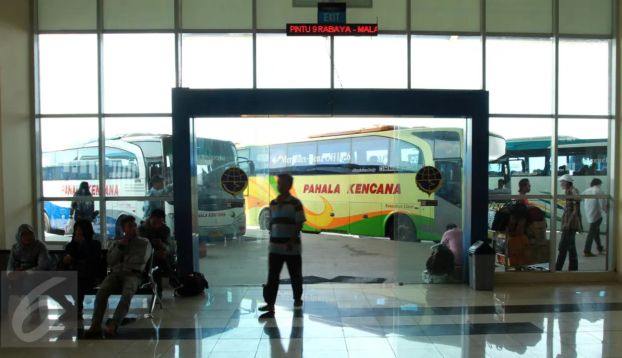 Sejumlah calon penumpang menunggu di Terminal Pulo Gebang, Jakarta Timur, Kamis (20/4). Pemprov DKI Jakarta dengan didampingi Kemenhub akan melakukan pembenahan fasilitas Terminal Pulogebang. (Liputan6.com/Gempur M Surya)