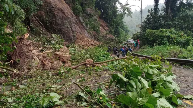 Pasca-gempa bumi, tadi pagi, kembali terjadi longsoran di mana hampir 200 meter jalan tertutupi material longsor. (Foto: Liputan6.com/Abdul Rajab Umar)