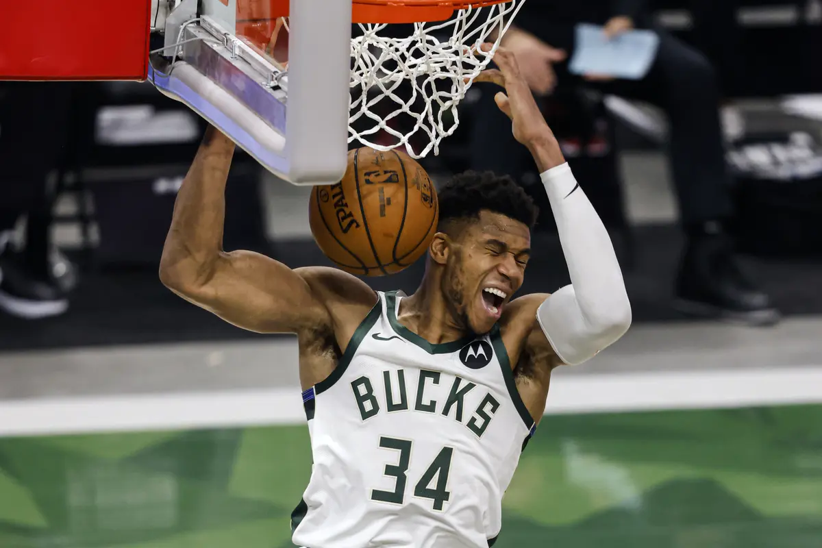 Pebasket Milwaukee Bucks, Giannis Antetokounmpo, ketika melawan Miami Heat dalam play-off NBA 2020/2021.