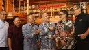 Putra almarhum Presiden ke-3 RI BJ Habibie Ilham Akbar Habibie berbincang dengan Ketua DK-PWI Pusat Ilham Bintang, Ketum PWI Pusat Atal S Depari dan pengurus PWI usai penyerahan anugerah Bapak Kemerdekaan Pers Indonesia kepada almarhum BJ Habibie, Jakarta (16/9/2019). (Liputan6.com/Angga Yuniar)