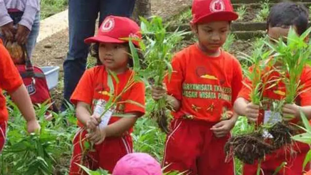 Menanam di Kebun Wisata Pasirmukti (Sumber: pasirmukti.co.id)