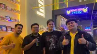 Friday Noraebang, grup karaoke asal Jakarta, yang kerap menghibur para K-Poper dengan membawakan lagu populer milik girl group dan boy group asal Negeri Ginseng.