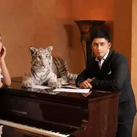 Sebagai pasangan kekasih, Tiara Andini dan Alshad Ahmad memang kerap tampil mesra dalam setiap kesempatan. Pasangan yang sudah mulai go publik sejak bulan Maret 2022 kemarin ini kini tampil semakin serasi. Jalani ibadah umrah bersama, kebersamaan keduanya ini sempat disorot dan menuai pro kontra oleh netizen dalam media sosial Twitter. (Liputan6.com/IG/@tiaraandini)