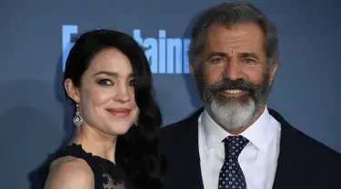 Aktor kawakan Mel Gibson menggandeng pacar mudanya, Rosalind Ross di atas karpet merah Critic's Choice Awards 2016 di California, Minggu (11/12). Pasangan beda usia 35 tahun itu tampak begitu intim dan sempurna ketika bersanding. (Mark RALSTON/AFP)