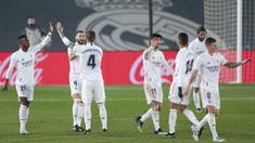 Para pemain Real Madrid merayakan kemenangan atas Granada pada laga Liga Spanyol di Stadion Alfredo Di Stefano, Kamis (24/12/2020). Real Madrid menang dengan skor 2-0. (AP/Bernat Armangue)