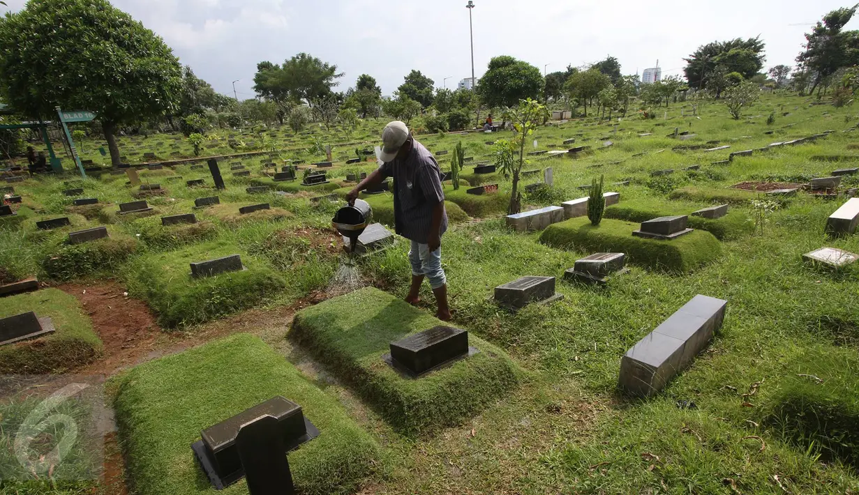 Petugas kebersihan beraktivitas di sekitar makam TPU Karet Bivak, Jakarta, Senin (27/2). Dinas Kehutanan DKI Jakarta mengalokasikan dana Rp100 miliar untuk membenahi sekaligus menambah lahan pemakaman pada 2017. (Liputan6.com/Immanuel Antonius)