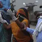 Seorang kerabat pasien yang meninggal karena COVID-19, berduka di luar rumah sakit pemerintah khusus COVID-19 di Ahmedabad, India, pada Selasa (27/4/2021). Kasus virus corona di India melonjak lebih cepat dari tempat lain di dunia. (AP Photo/Ajit Solanki)