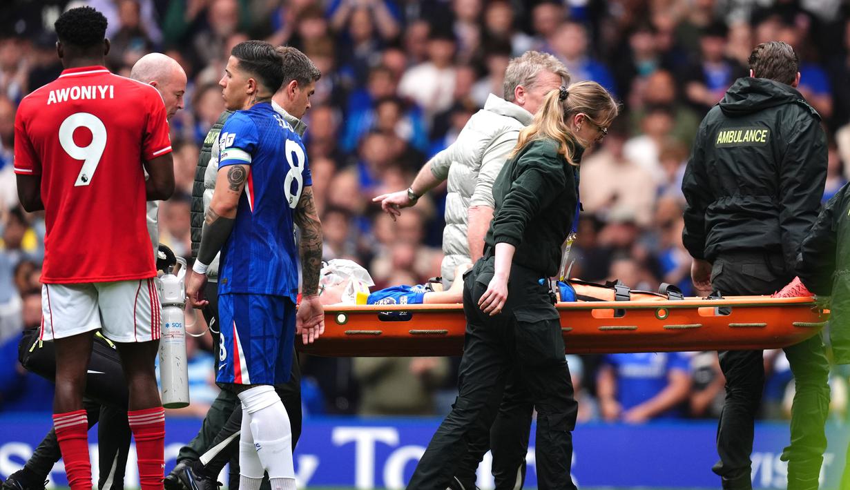 Pemain Chelsea, Jesse Derry ditandu keluar usai cedera usai bebenturan dengan pemain Nottingham Forest pada laga pekan ke-35 Premier League di Stamford Bridge, Senin (4/5/2026). (AP Photo/John Walton)