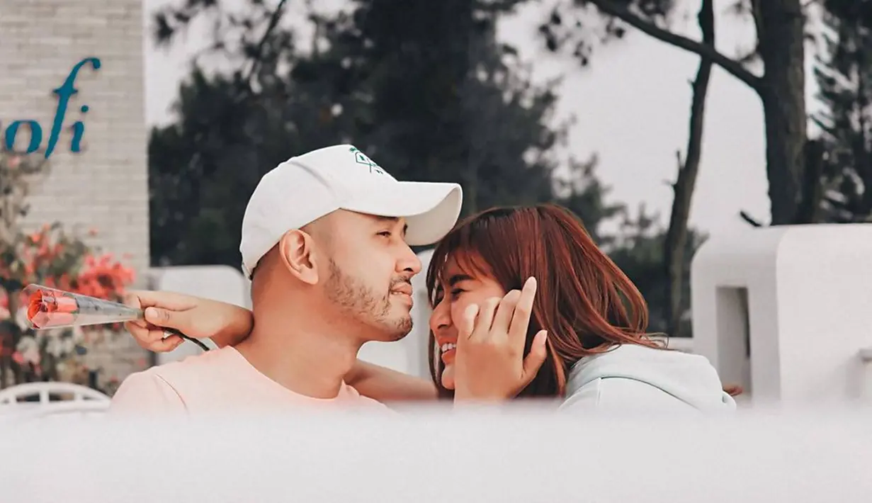 Memiliki seorang kekasih, Camelia Putri pun kerap unggah kebersamaannya dalam media sosial Instagram. Banyak netizen pun kerap puji penampilannya saat bersama kekasih, apalagi saat jalan-jalan bareng. (Liputan6.com/IG/cameliaputricp)
