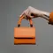 6 Ciri Kepribadian yang Suka Pakai Minibag, Ternyata Bisa Gambarkan Gaya Personal