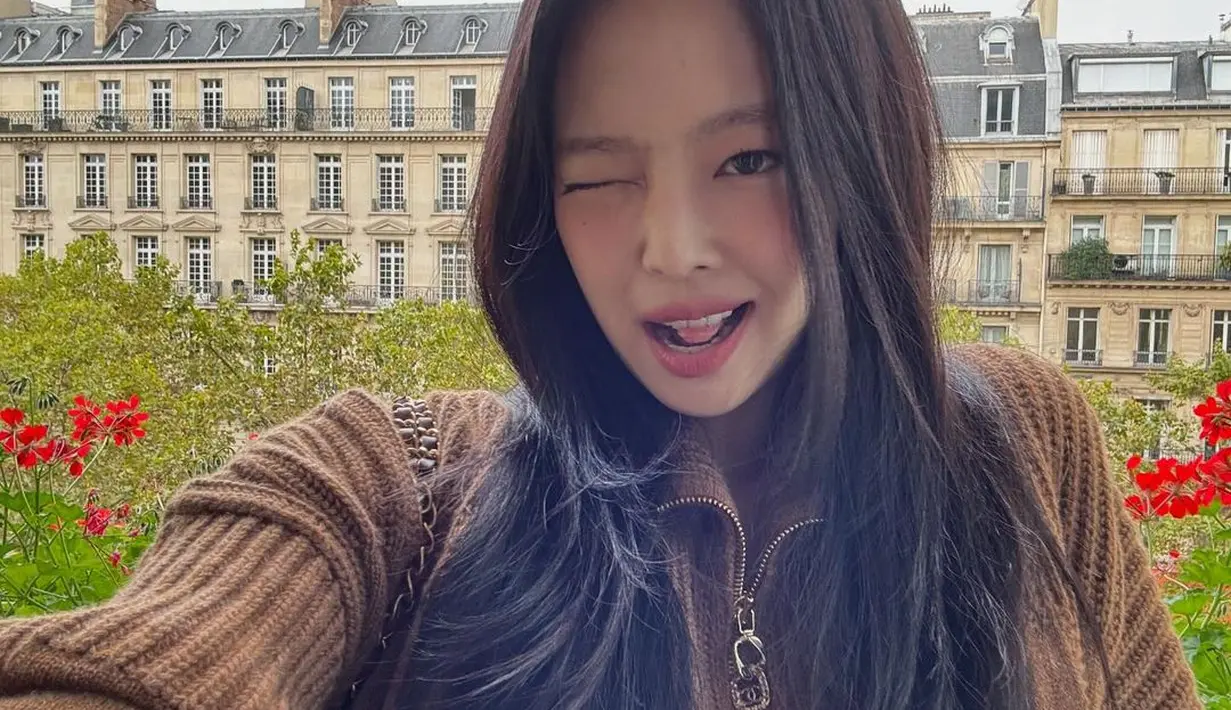 Jennie BLACKPINK kembali cosplay jadi Human Chanel selama berada di Paris. Bahkan Jennie menjinjing salah satu koleksi termahal dari Chanel [@jennierubyjane]