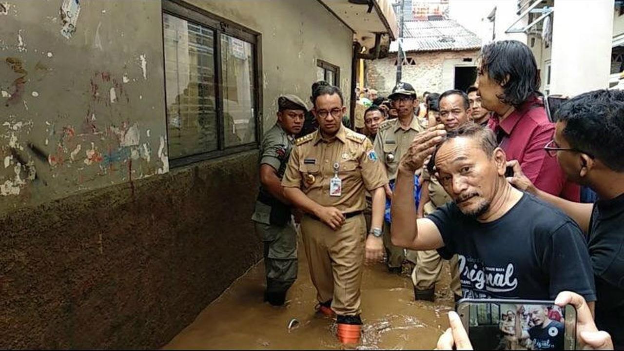 Anies Baswedan menyambangi lokasi banjir Jakarta
