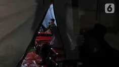 Warga terdampak gempa saat mengungsi di posko pengungsian di Taman Prawatasari, Kabupaten Cianjur, Jawa Barat, Selasa (22/11/2022). Gubernur Jawa Barat Ridwan Kamil menyebut, sebanyak 14 posko pengungsian didirikan untuk memfasilitasi warga berjumlah 13.784 pengungsi yang terdampak gempa berkekuatan 5,6 SR di Kabupaten Cianjur. (Liputan6.com/Herman Zakharia)
