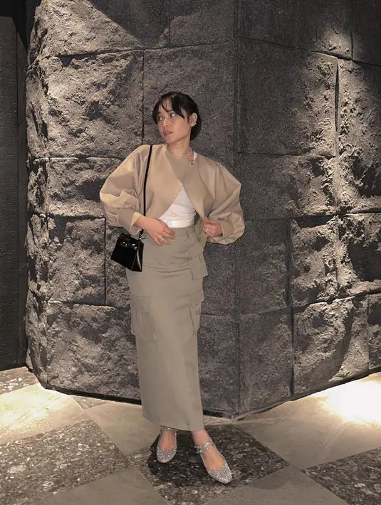 Look monokromatik serba cokelat juga diaplikasikan dalam gaya Ayla Dimitri. Dengan rok cargo dan  jaket crop top. [Foto: @ayladimitri]