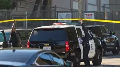 Kepolisian setempat dikerahkan ke lokasi penembakan di sekolah menengah Salvador B Castro, Los Angeles, Kamis (1/2). Seorang remaja perempuan diyakini berusia 12 tahun melepaskan tembakan saat pelajaran sedang berlangsung. (AP/Damian Dovarganes)