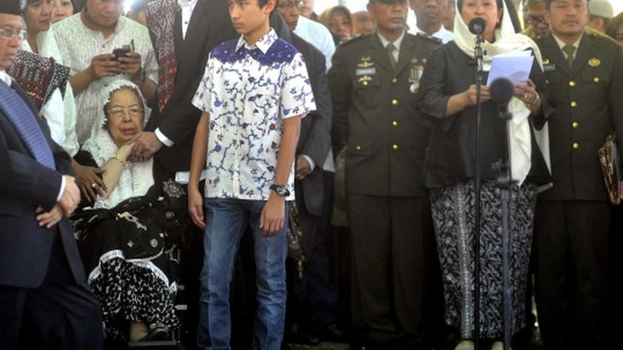 Prajurit TNI AD antar jenazah Adnan Buyung ke TPU Tanah Kusir