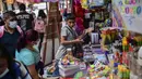 Orangtua membeli perlengkapan sekolah di Mexico City, Meksiko, Selasa (24/8/2021). Orangtua di Meksiko sibuk membeli perlengkapan sekolah jelang pembukaan kembali fasilitas pendidikan yang dijadwalkan Senin depan. (PEDRO PARDO/AFP)