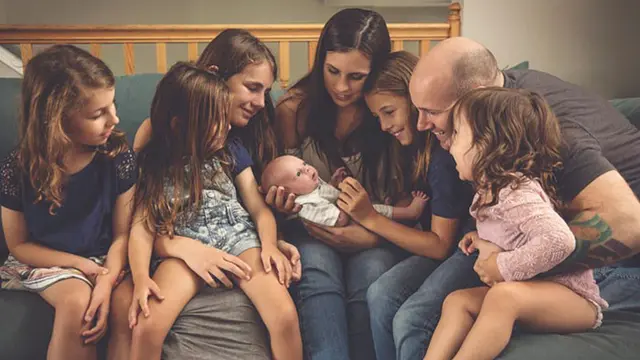 [Bintang] Melahirkan di Lorong Rumah Sakit, Foto-foto Ibu Ini Bikin Haru!