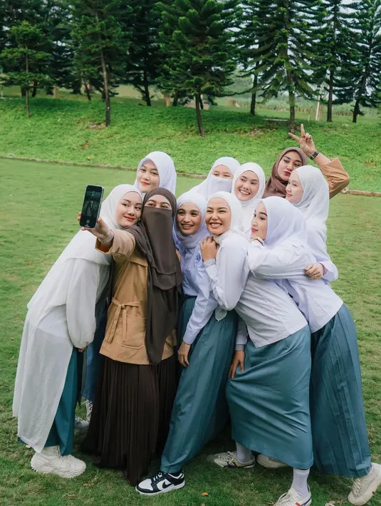 Ada Dara Arafah, Wardah Maulina, Ririe Fairus, hingga Henny Rahman. [Foto: IG/asrikasura/ririe_fairuz].