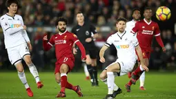 Pemain Liverpool, Mohamed Salah melakukan tendangan ke gawang Swansea City dalam lanjutan Premier League di Stadion Liberty, Selasa (23/1). Hasil negatif dituai Liverpool usai takluk dari Swansea City dengan skor tipis 0-1. (Nick Potts/PA via AP)