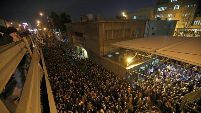 Massa berdemonstrasi di Teheran menuntut Pemimpin Tertinggi Iran Ayatollah Ali Khamenei mundur sebagai tanggung jawab atas insiden penembakan pesawat Ukraina yang menewaskan warga sipil. (AFP)