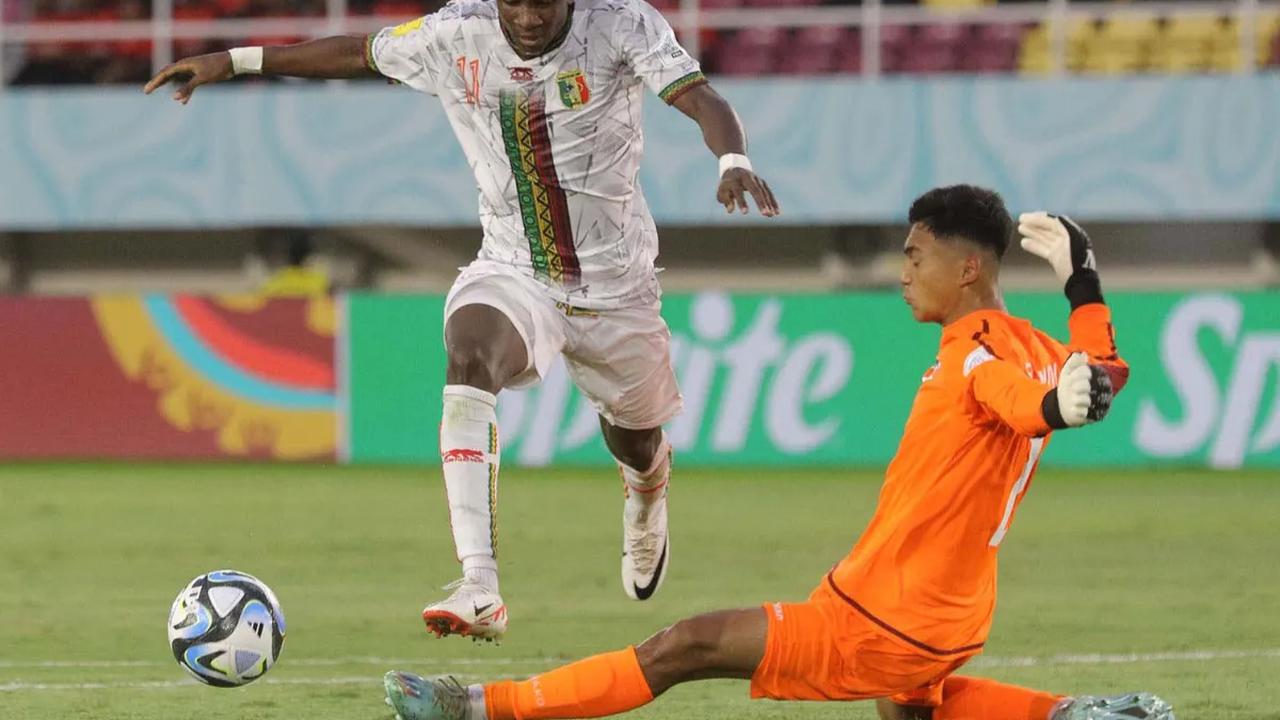 Timnas Mali sukses menaklukkan Timnas Uzbekistan dalam laga perdana Grup B Piala Dunia U-17 2023 di Stadion Manahan, Surakarta, Jawa Tengah, Jumat (10/11/2023) sore WIB. Mali berhasil menang telak 3-0 atas Uzbekistan.